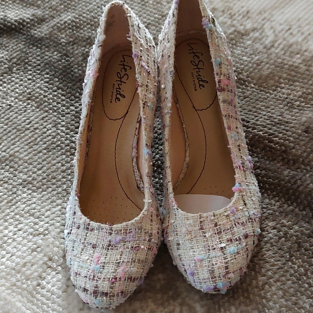Life Stride Textured Pumps